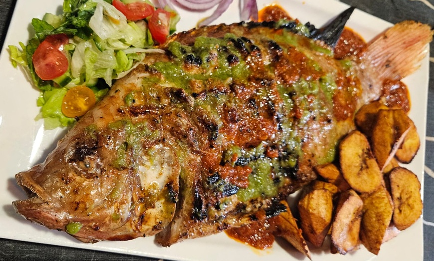 Image 4: Gegrillter Tilapia mit Kochbananen / Maniok und Getränk für 1-4 Pers.