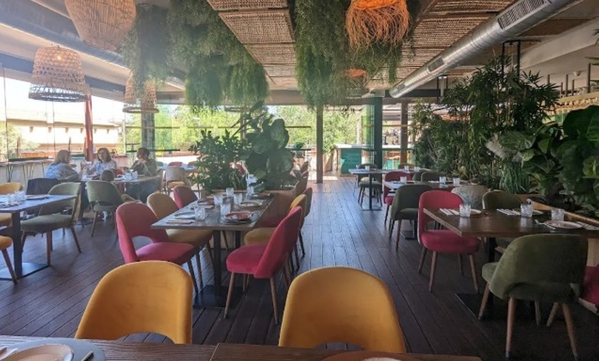 Image 30: Menú mediterráneo con postre y bebida o botella de vino para 2 o 4