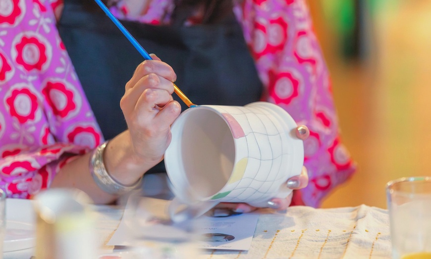 Image 4: Taller de pintura en cerámica más copa de vino para 1, 2 o 4 personas