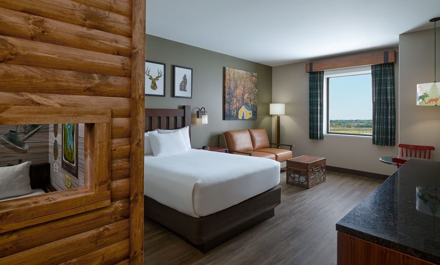 Image 3: Great Wolf Lodge Water Park Resort in Connecticut
