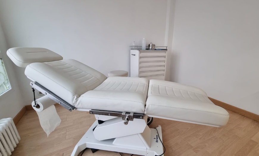 Image 7: Tratamiento reafirmante inyectado en tercio superior facial para 1