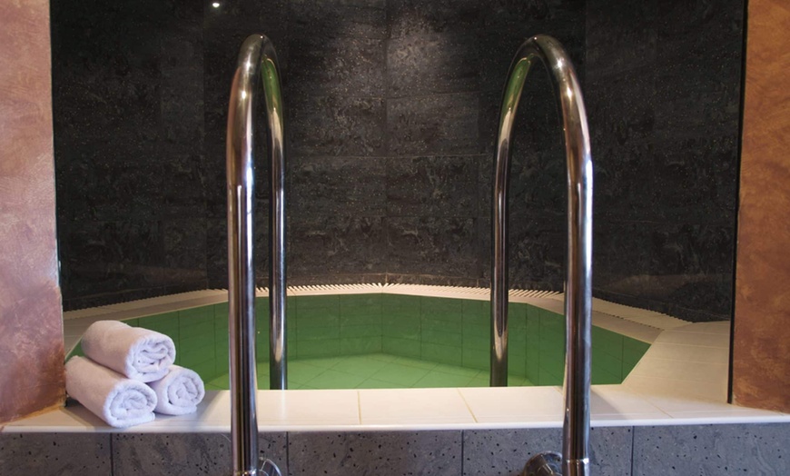 Image 2: Karlovy Vary: Doppelzimmer inkl. Frühstück oder HP und Spa