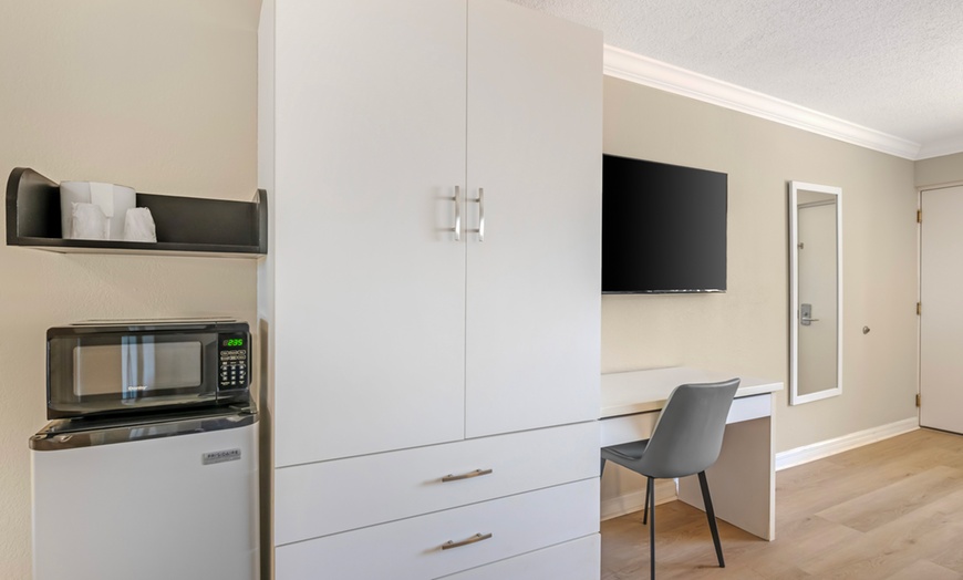 Image 10: Family-Friendly Hotel Near Amusement Parks in Orlando w/Various Room