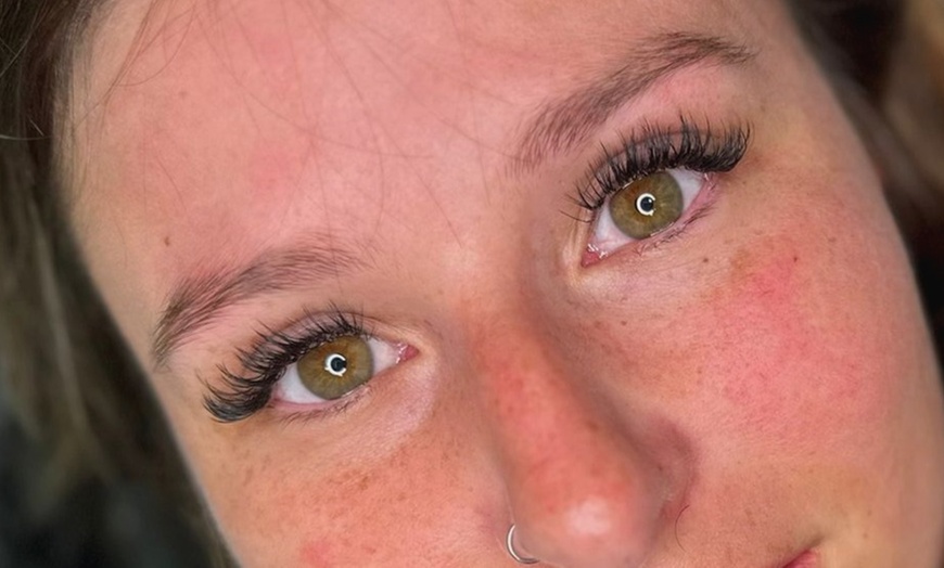 Image 4: Wimpernverlängerung in der 1:1- oder Volumentechnik, opt. mit Refill