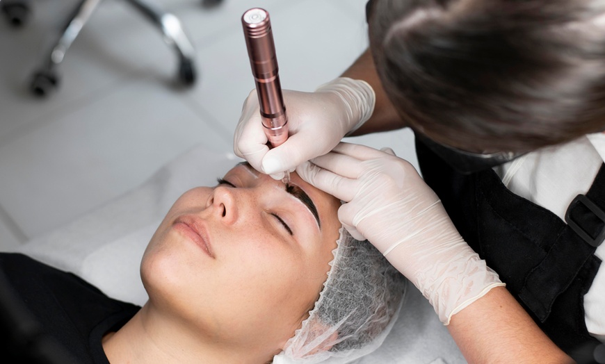 Image 1: Micropigmentación eyeliner con opción a shading cejas-labios y diseño 