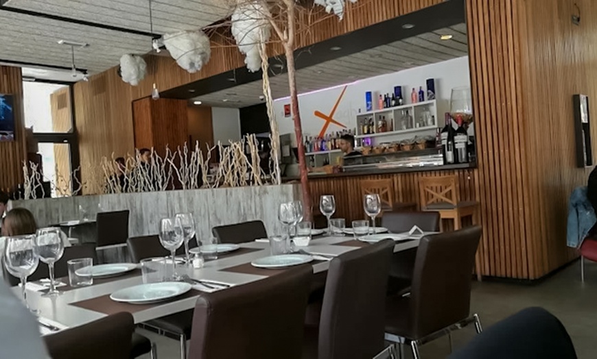 Image 8: Parrillada para 2 o 4: aperitivo, entrantes, postres, bebida y vino
