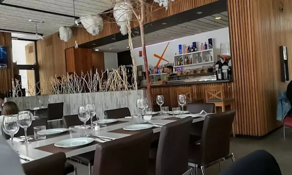 Parrillada para 2 o 4: aperitivo, entrantes, postres, bebida y vino