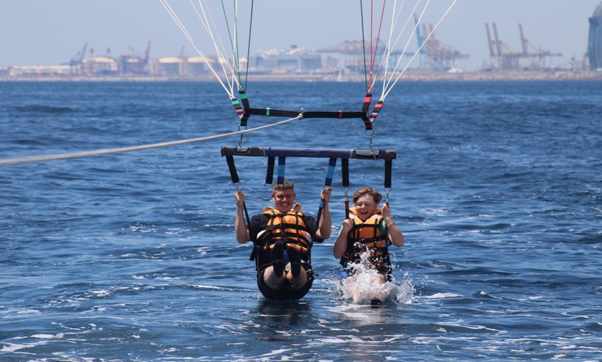 Image 2: Vuela alto: experiencia de parasailing para 2 o 4 personas 