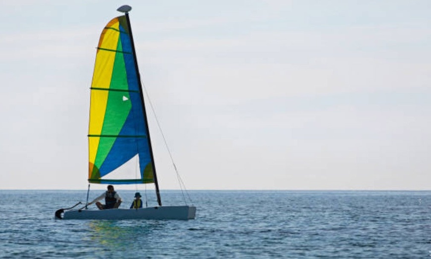 Image 3: Alquiler de catamarán privado durante 2 h para hasta 3 personas 