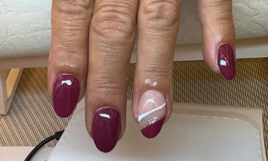 Image 4: Manicura y/o pedicura con semipermanente