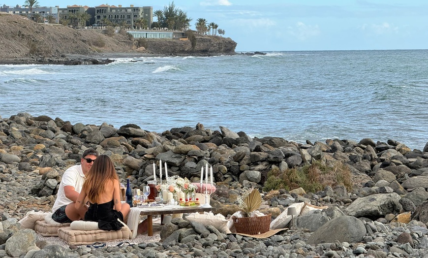 Image 4: Picnic de pareja o de grupo con vino, agua y aperitivo