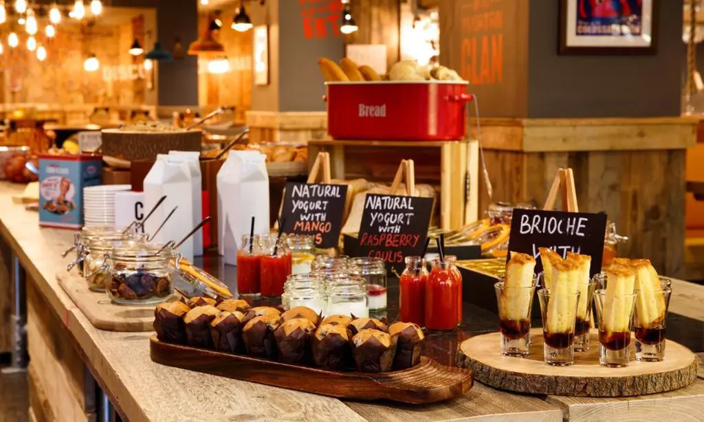 Manchester: Standard Double Room with Breakfast