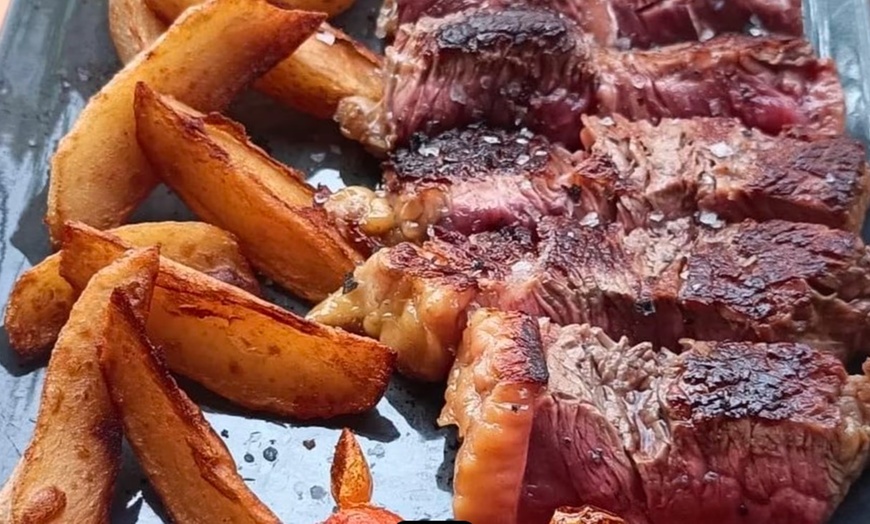 Image 21: Menú para 2 o 4 con entrantes, principales, postres y bebidas 