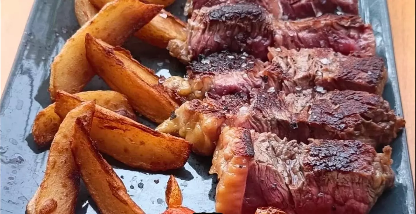 Menú para 2 o 4 con entrantes, principales, postres y bebidas