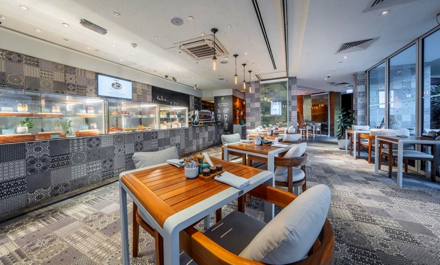 Image 2: 6 or 8 Kg Roasted Turkey with 9 Side Dishes, Baked Pecan Pie and More