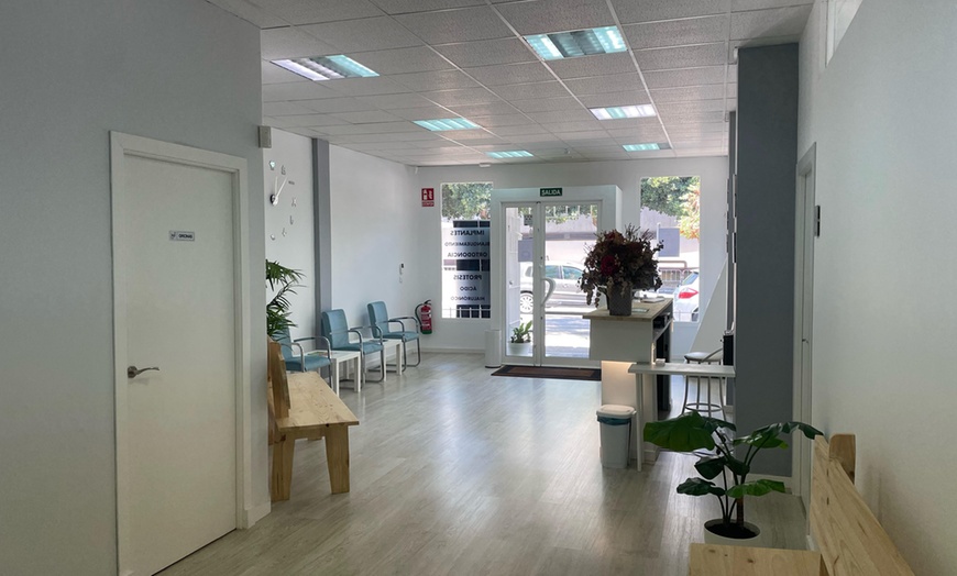 Image 3: Limpieza bucal con pulido dental, revisión y 1 empaste para 1 persona