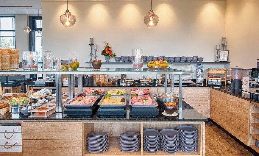 Image 2: Frühstücksbuffet inkl. 1 Glas Sekt für 2 oder 4 Personen