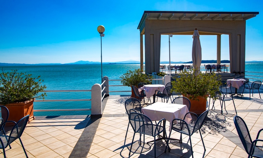 Image 11: Lago Trasimeno 4*: camera doppia con colazione o mezza pensione