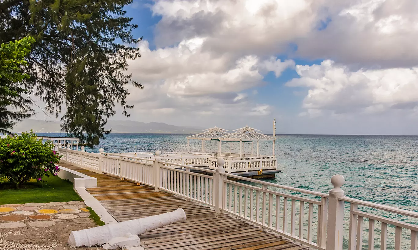 ✈ 3-Night All-Inclusive Grand Decameron Montego Beach Vacation w/Air