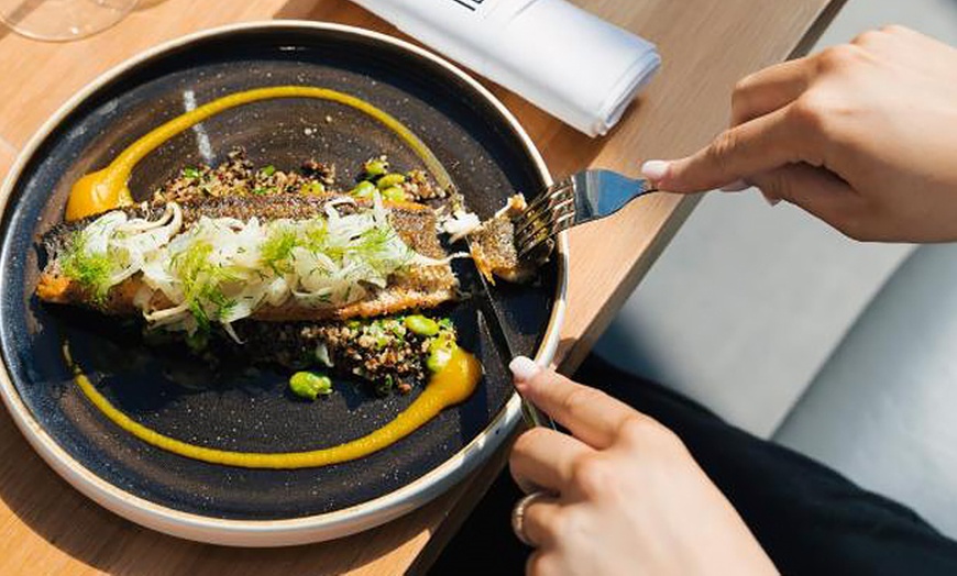 Image 4: Buckinghamshire: King Room with Breakfast, Dinner & Late Check-Out
