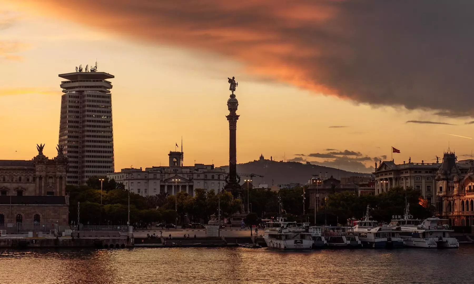 Paseo de 1 hora en catamarán a vela por la costa de Barcelona