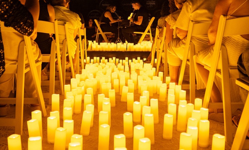 Image 1: Entrada a espectáculo Glory Nights bajo la luz de las velas para 1 o 2