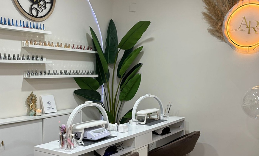Image 2: Sesión de manicura y/o pedicura con esmaltado semipermanente