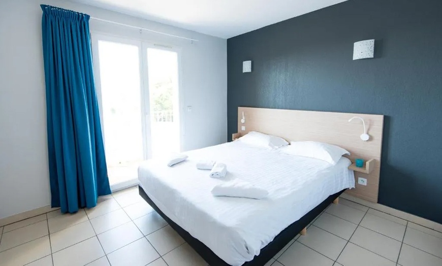 Image 2: Fréjus : séjour en appartement 1 chambre, accès piscine, PDJ en option