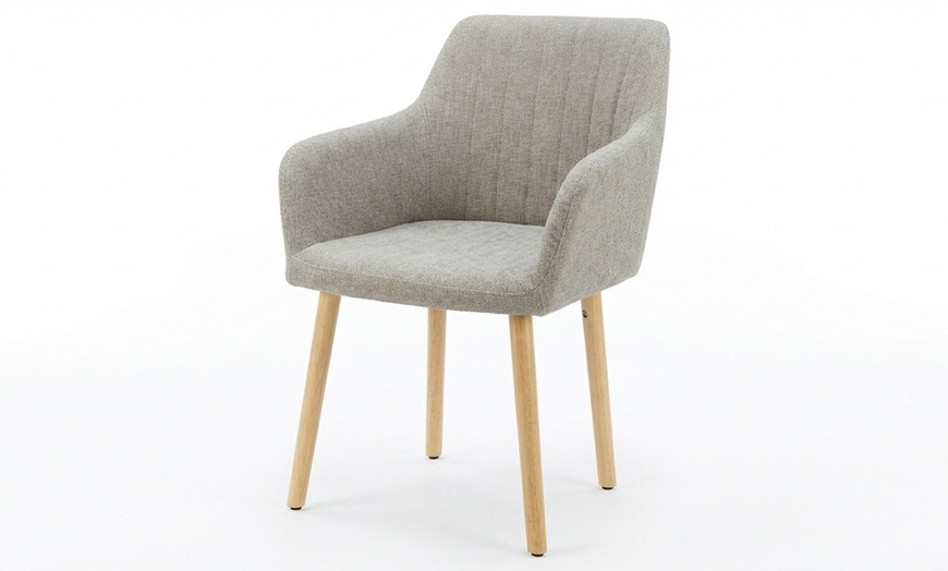 Image 17: Sillón tapizado de estilo escandinavo con patas de madera natural