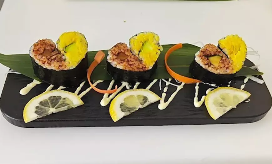 Image 4: Combo de sushi para 2 o 4 con 34 o 68 piezas a elegir y bebidas