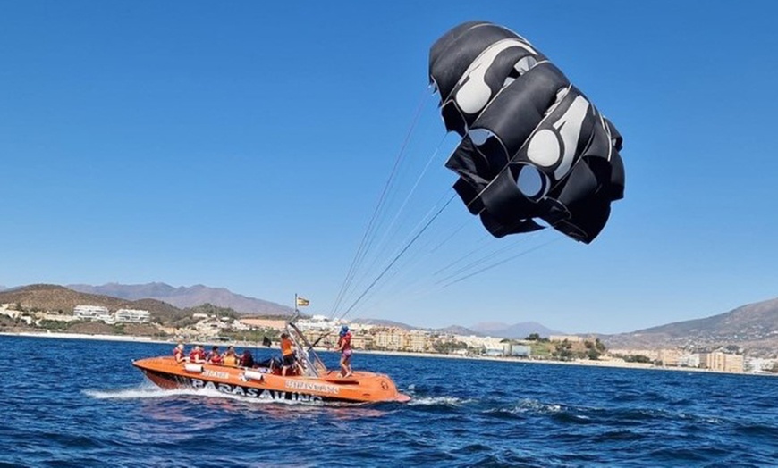 Image 2: Vuelo en parasailing por la Costa del Sol para 1 o 2 adultos o 1 niño
