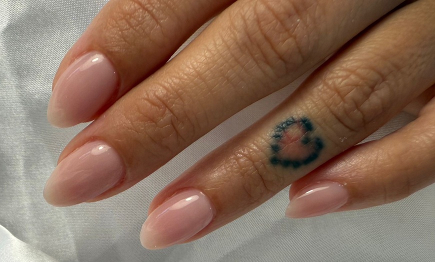 Image 15: Manicura y/o pedicura con esmaltado y opción a primera puesta de uñas