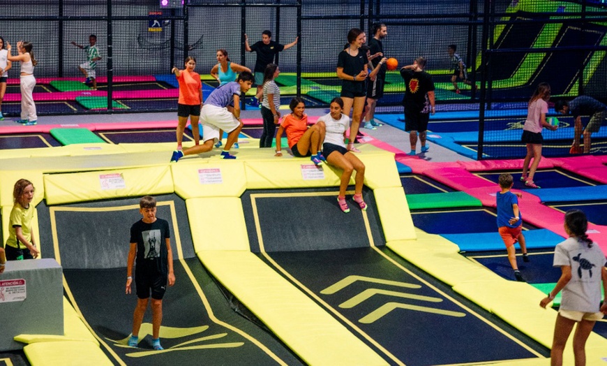 Image 13: 1 o 2 horas de saltos en camas elásticas