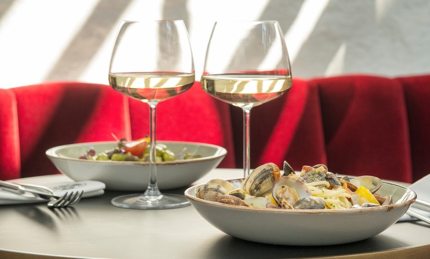 Image 1: Culinaire Italiaanse lunch of diner bij Hotel Riga