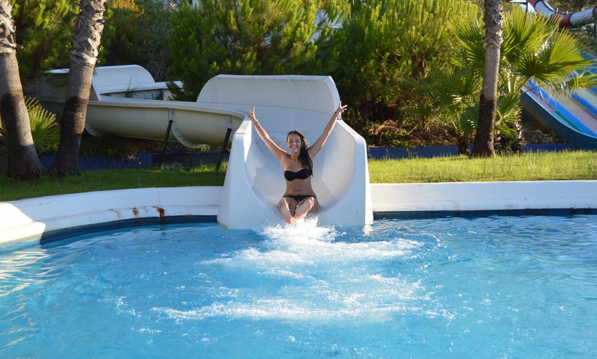 Image 3: Adrenalina y diversión en Aquópolis Cartaya: entrada júnior o adulto