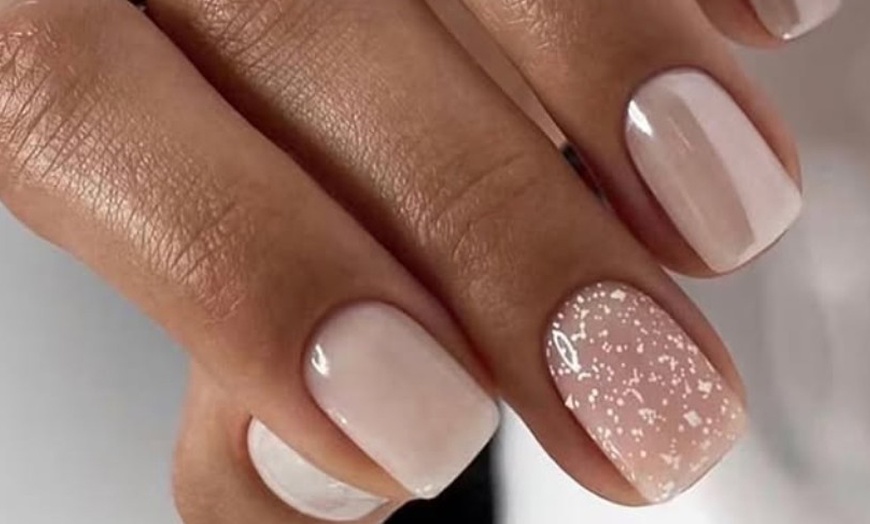 Image 4: Sesión de manicura y/o pedicura con esmaltado normal o semipermanente