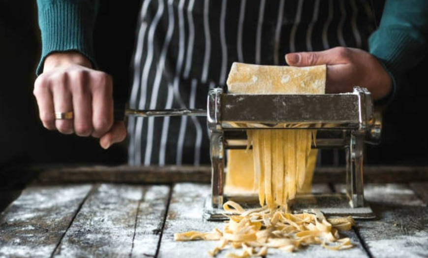 Image 2: ¡Taller de pasta fresca para 1 o 2 personas con bebida y picoteo!