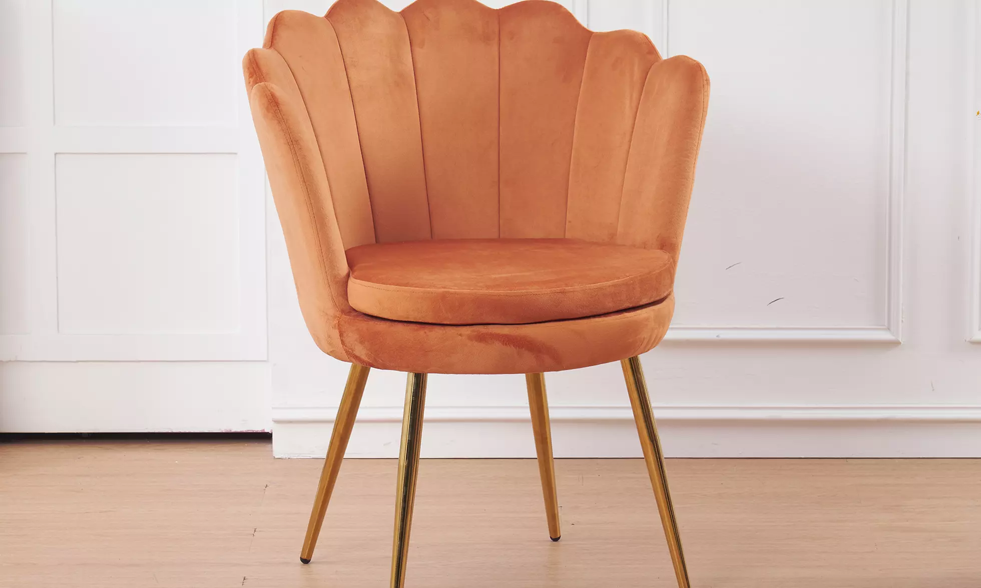 Silla con respaldo en forma de concha