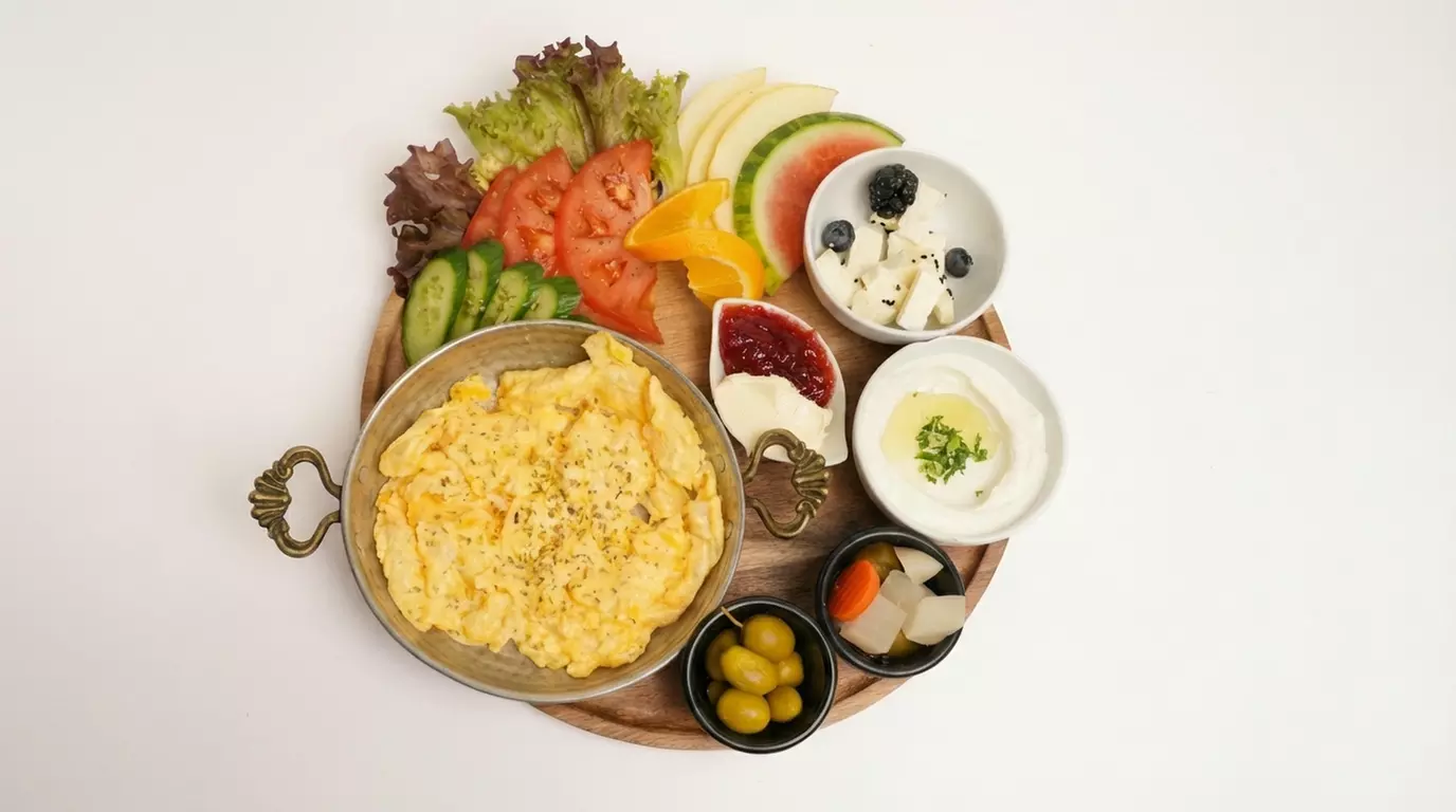 Mediterrane Frühstücksplatte und eine Ei-Variante für 2 oder 4 Pers.