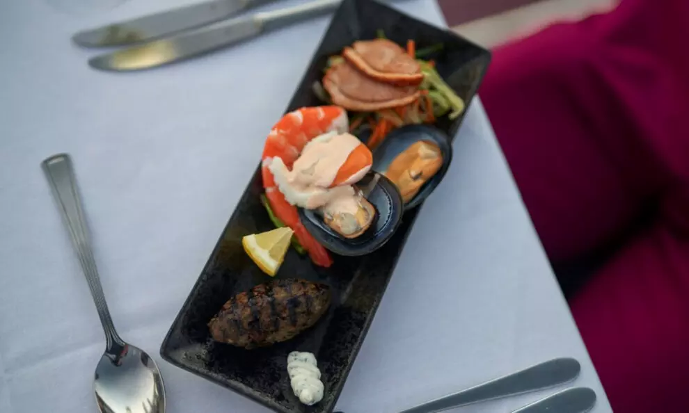 2-Hour Friday Lunch Cruise: Three-Course Banquet Lunch Meal and Drinks