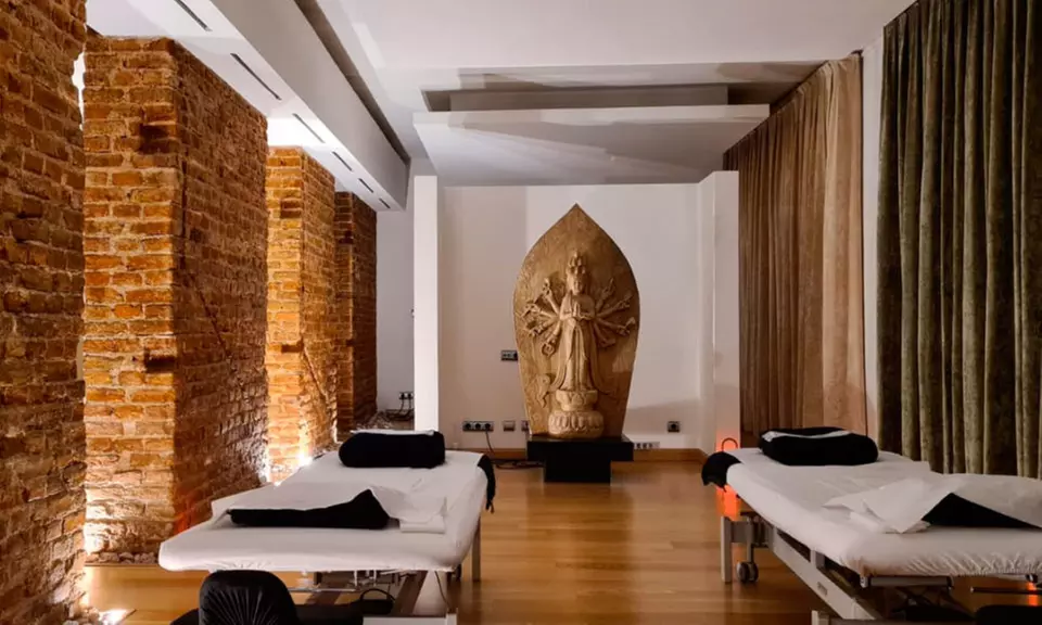 Ritual de masaje oriental en pareja con té, cava y bombones en Fariolen - Primary Image