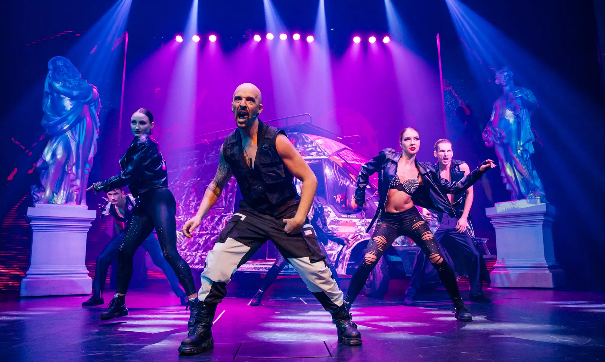 2 Plätze für eine Show, optional mit Menü und Cocktail