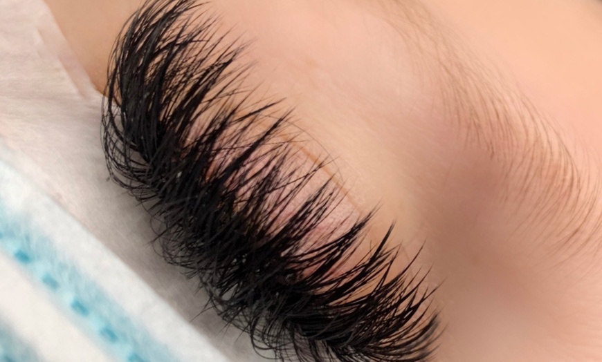 Image 5: Flawless Lashes: Classic, Volume, or Mega Volume Set Eyelash Extension