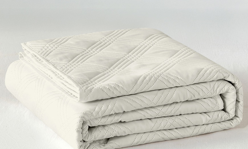Image 5: Birmingham Satin Double Bed Quilt