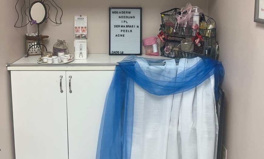 Image 3: Non-surgical facelift sessions for rejuvenated skin