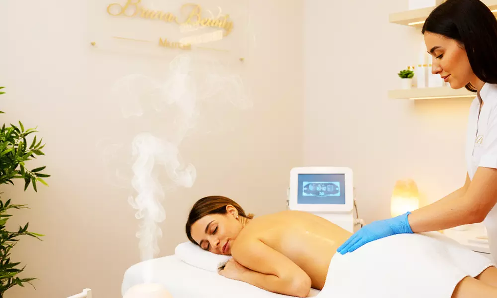 Revitaliza tu cuerpo con 1 o 3 sesiones de masaje con técnica y duración a elegir para 1, ahorra hasta un 74% - Primary Image