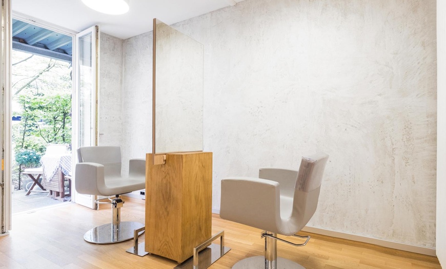 Image 2: Damen-Haarpflege oder -Haarschnitt für 1 Person