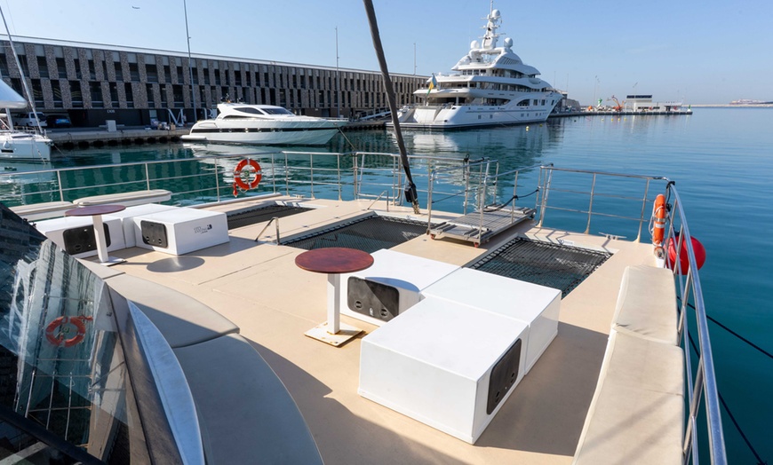 Image 5: Paseo de 1 hora en catamarán a vela por la costa de Barcelona