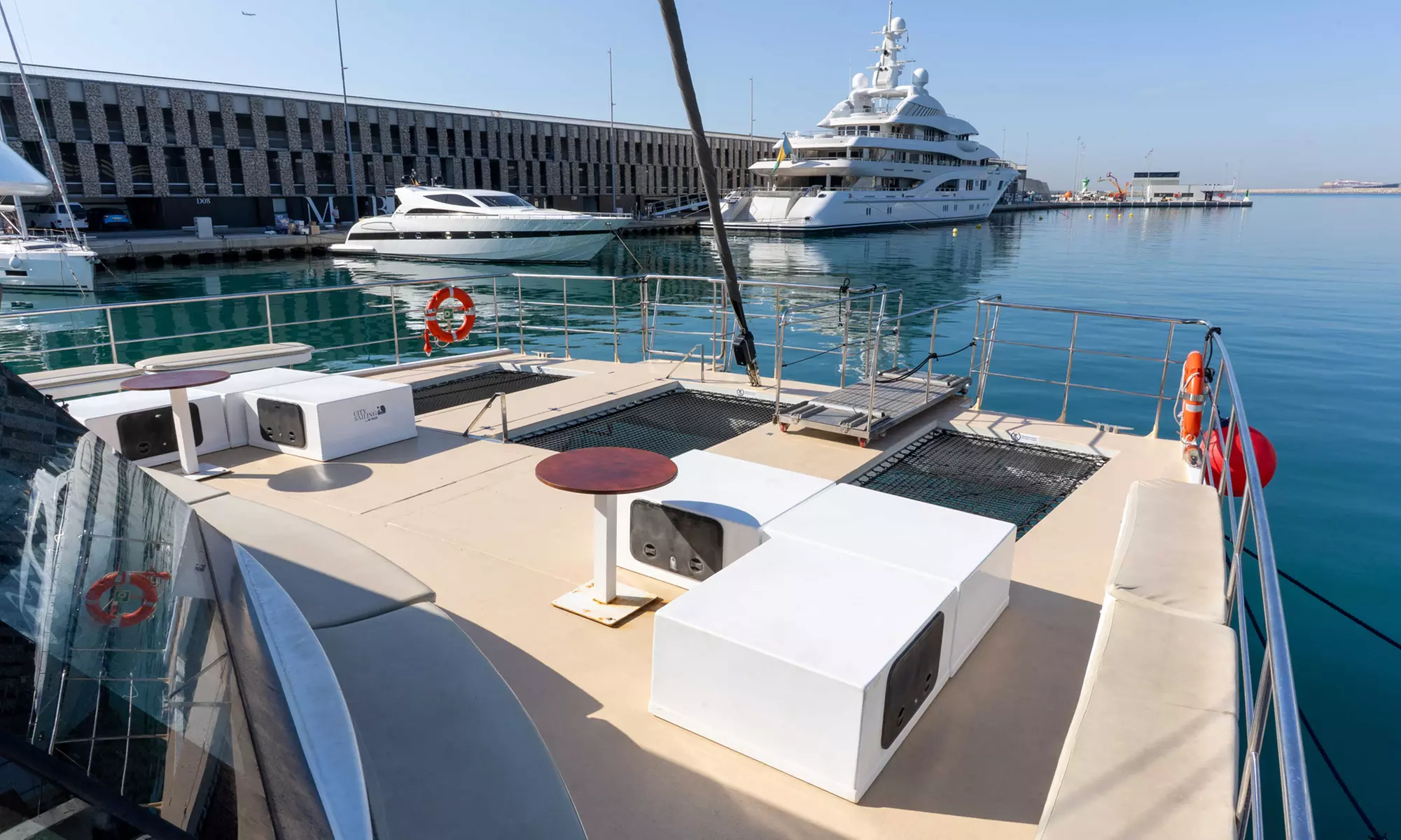 Paseo de 1 hora en catamarán a vela por la costa de Barcelona