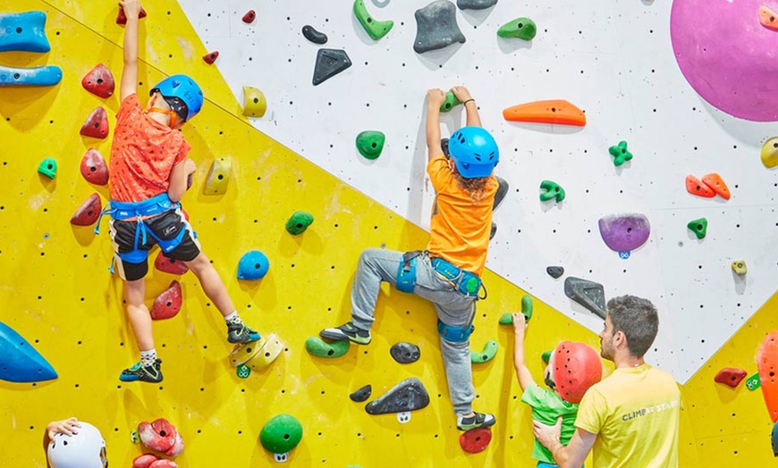 Image 1: ¡Escala sin límites! Acceso libre a rocódromo para niños o adultos 